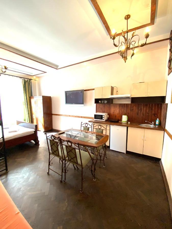 Квартира На Вулиці Лесі Українки 19 Lviv Ngoại thất bức ảnh